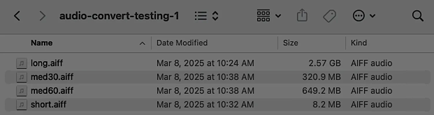 Une fenêtre du Finder Mac affiche quatre fichiers audio au format AIFF avec leurs métadonnées, notamment la taille, la date de modification, le nom et le type.